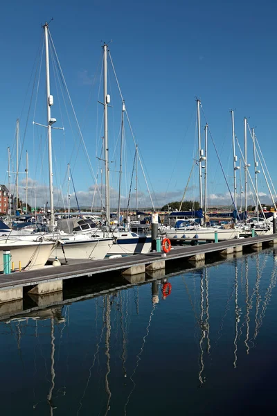 Weymouth dorset kikötő a luxus jachtok — Stock Fotó