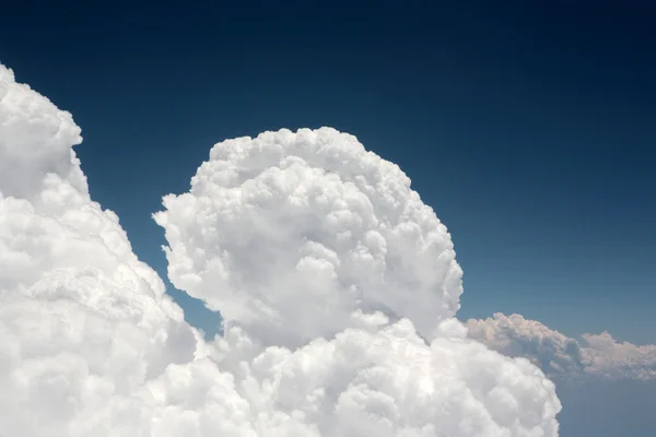 Incrível formação de nuvens cumulus no céu azul escuro — Fotografia de Stock
