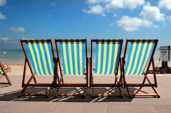Reihe bunter Liegestühle am Strand von Weymouth — Stockfoto