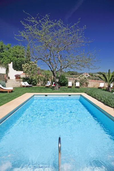 在西班牙的阳光明媚，豪华游泳池 — 图库照片