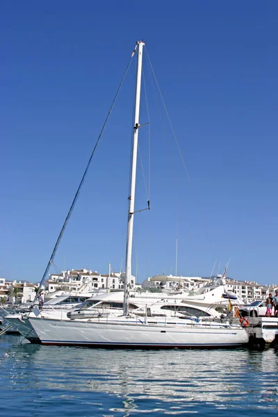 Yacht et reflet du ciel bleu dans l'eau bleue du port ou de por — Photo