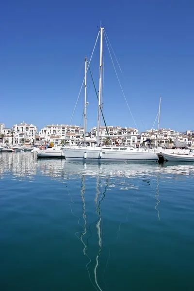 Jachty a reflexe modré oblohy v modré vodě přístavu nebo por — Stock fotografie