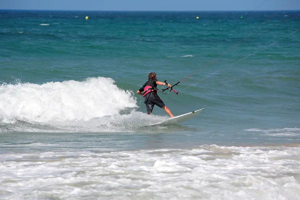 Jovem masculino kitesurfer excesso de velocidade no mar — Fotografia de Stock