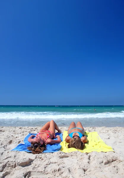 Dos mujeres jóvenes y atractivas que se relajan al sol de vacaciones o aspiradoras —  Fotos de Stock