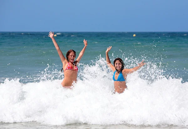 Δύο ελκυστική νεαροί φίλοι κορίτσι παίζει στη θάλασσα στις διακοπές — Φωτογραφία Αρχείου