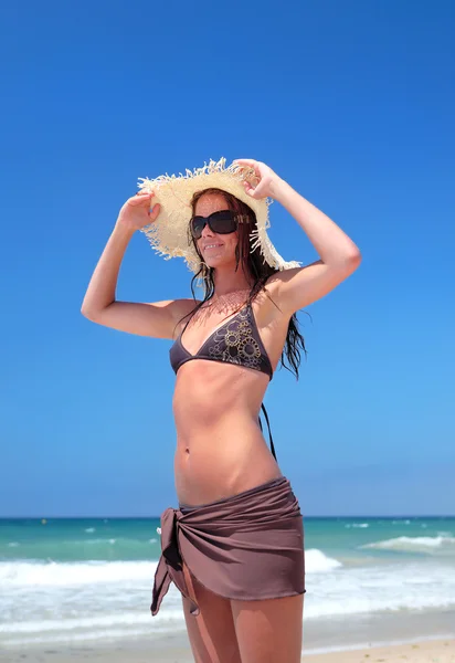 Mujer Sexy en Bikini Sombrero ajustable —  Fotos de Stock