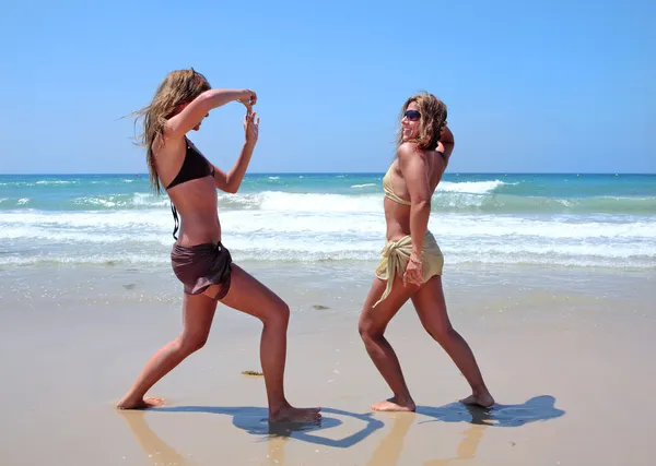 Junge Frauen am sonnigen Strand — Stockfoto