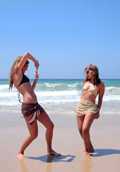 Jovens mulheres bonitas na praia ensolarada — Fotografia de Stock