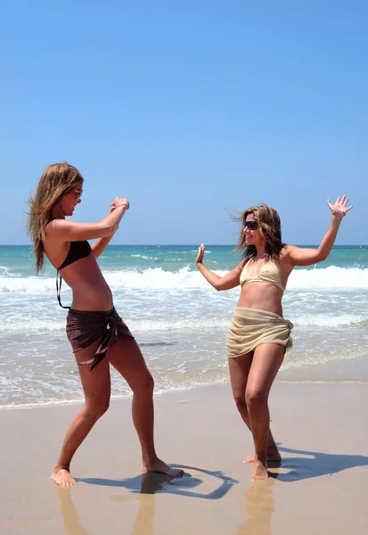 Jóvenes mujeres bonitas en la playa soleada — Foto de Stock