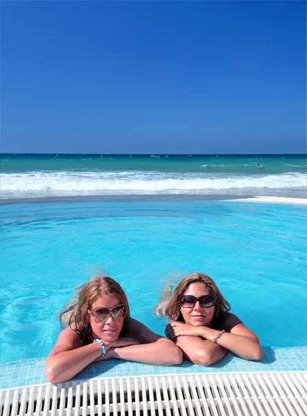 Дві привабливі молоді дівчата в басейні на пляжі — стокове фото