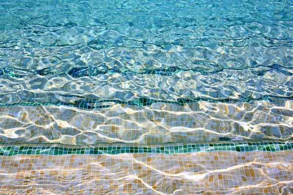 Kristallklart blått vatten i poolen — Stockfoto