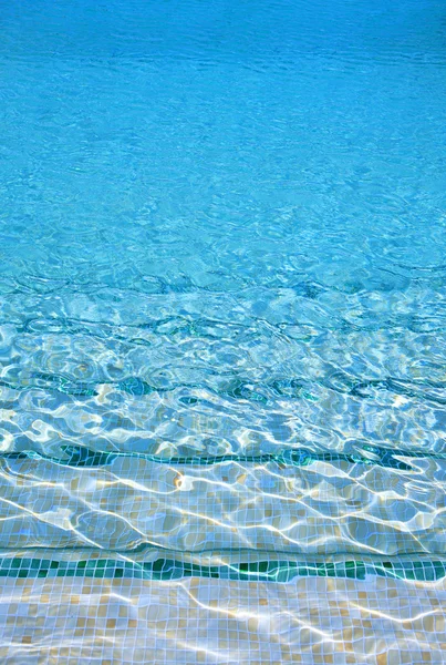 Eau bleue cristalline de la piscine — Photo