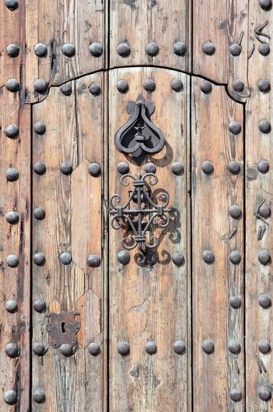 Porta de madeira pesada antiga e antiga — Fotografia de Stock