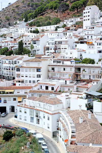 忙しい、コンパクトな町またはスペインのミハスのプエブロ — ストック写真