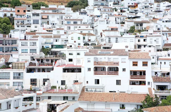 Ocupado, cidade compacta ou Pueblo de Mijas em Espanha — Fotografia de Stock