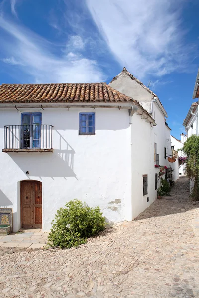 Wąskie, brukowane uliczki i domy hiszpański pueblo — Zdjęcie stockowe