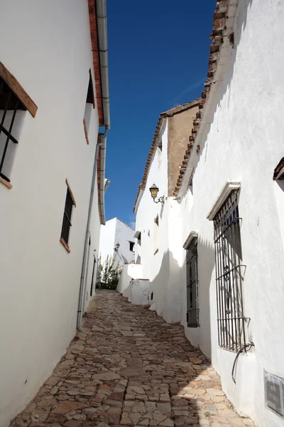 Narrow, cobbled streets and houses of Spanish Pueblo — Stock Photo, Image