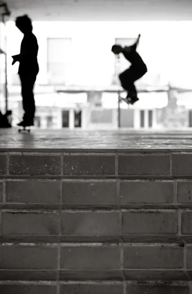 Міських скейтбордистів чорно-білі — стокове фото