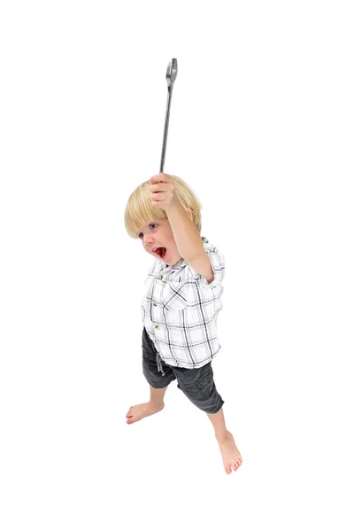 Isolierte Aufnahme eines kleinen Jungen, der mit einem großen Schraubenschlüssel spielt — Stockfoto