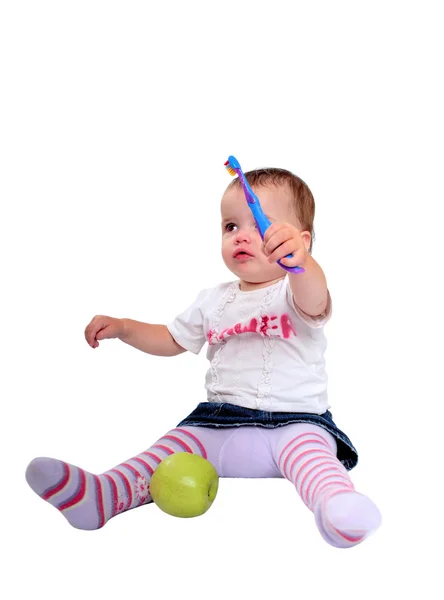 Ung baby flicka borsta tänder och färskt grönt äpple — Stockfoto