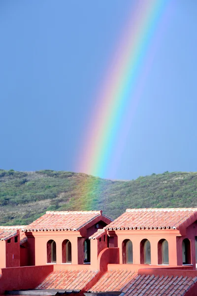 Färgglada rainbow faller på byggnaden efter stormen — Stockfoto