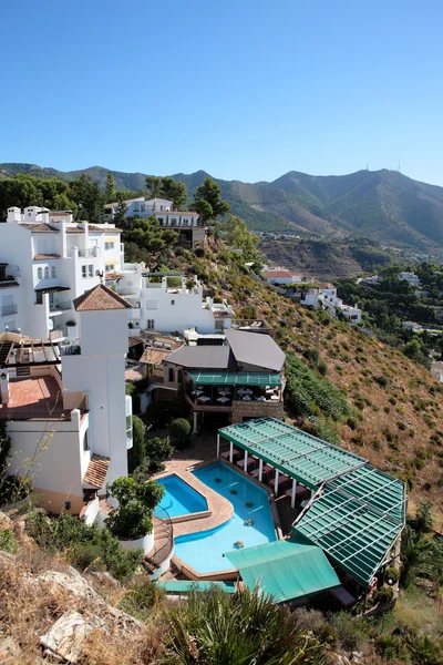 餐厅、 房屋和西班牙游泳池 — 图库照片