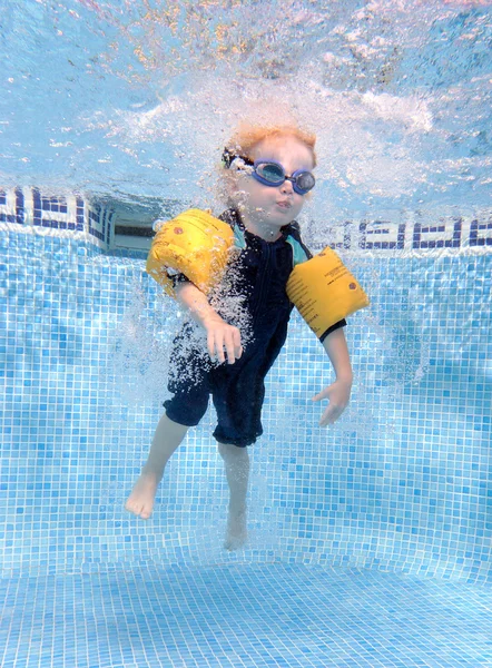 Молодий хлопчик стрибає в басейн — стокове фото
