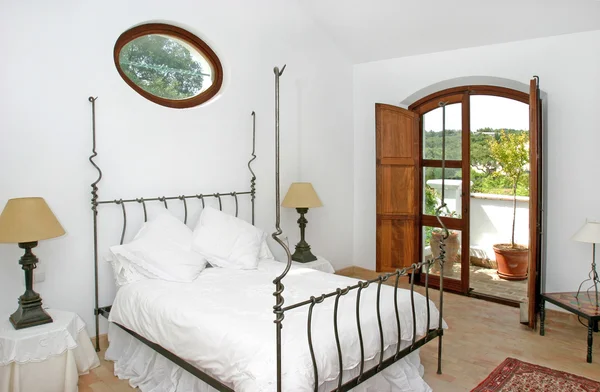 Сельский, белый, яркий интерьер спальни в испанской вилле — стоковое фото