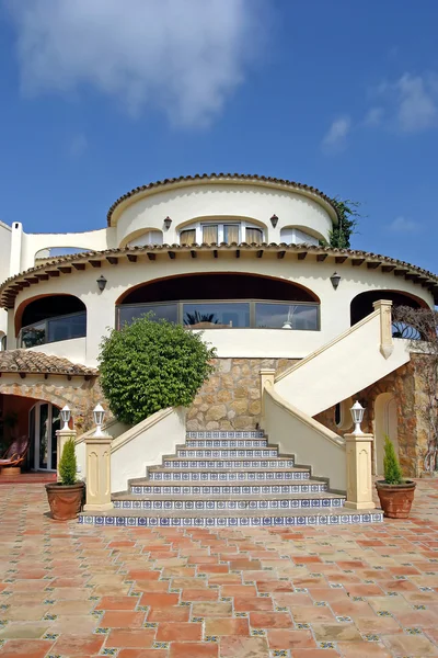 Atemberaubende Außenansicht einer Luxusvilla in Spanien — Stockfoto