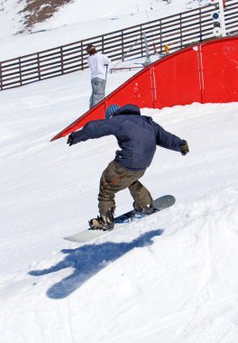 prodollano Kayak Merkezi İspanya'nın yarısını pipo üzerinde Snowboarder