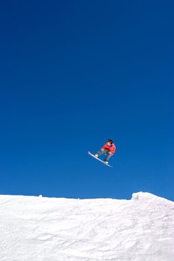 büyük snowboard Kayak Merkezi İspanya'nın eteklerinde atla