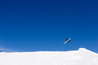 büyük snowboard Kayak Merkezi İspanya'nın eteklerinde atla