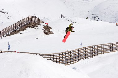 büyük snowboard Kayak Merkezi İspanya'nın eteklerinde atla