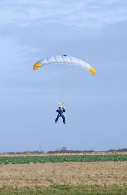 Paraşütçü veya skydiver arazi için geliyor