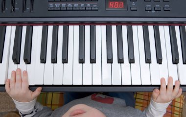 genç çocuk piyano veya klavye