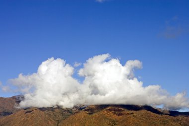 büyük dağ üzerinde tuhaf ve benzersiz bulut formasyonları