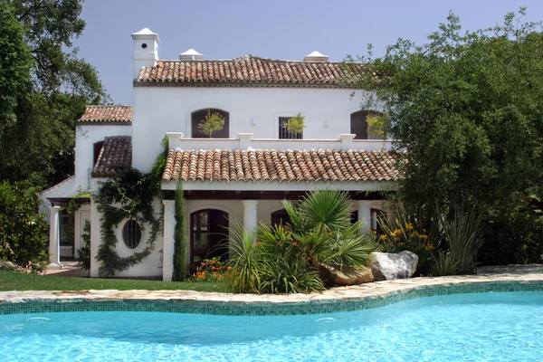Atemberaubende Außenseite der Luxusvilla und des Swimmingpools in Spanien — Stockfoto