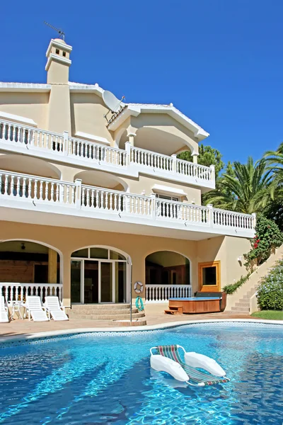 Utsidan av stor, lyxig villa på costa del sol i Spanien — Stockfoto