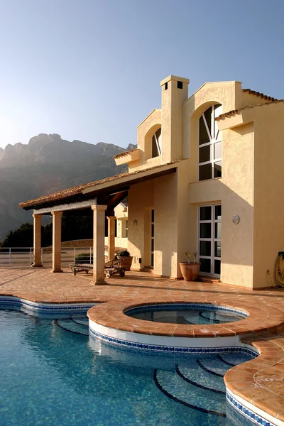 Splendido esterno di villa di lusso e piscina in Spagna — Foto Stock