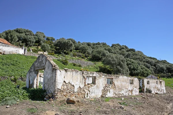 Испанская деревня рядом с развалинами зданий — стоковое фото