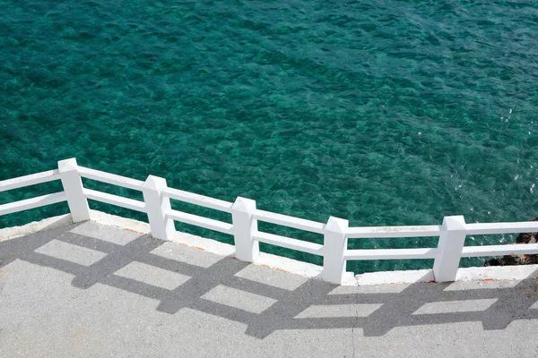 Strandpromenad och soliga gröna havet — Stockfoto