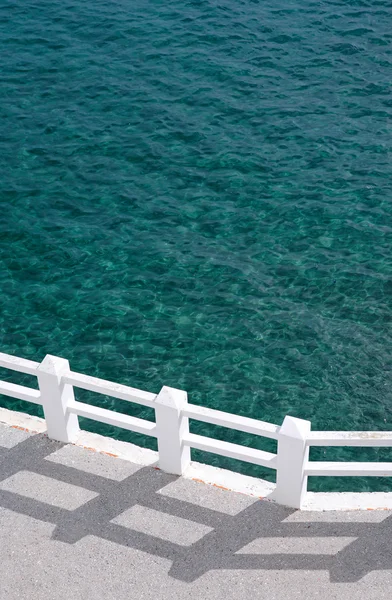 Strandpromenad och soliga gröna havet — Stockfoto