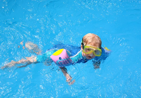Młody chłopak w basenie na wakacje — Zdjęcie stockowe