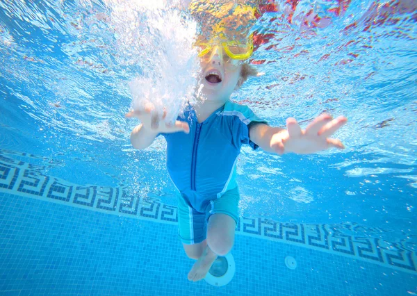 Jovem rapaz subaquático na piscina — Fotografia de Stock