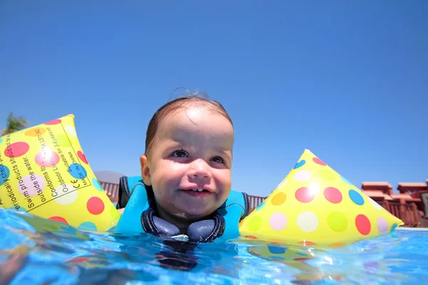 女の子幼児はスイミング プールの上に浮かぶ — ストック写真