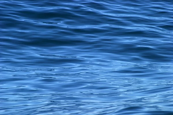 Schöne ruhige Wellen auf tiefblauem Ozean an einem strahlend sonnigen Tag — Stockfoto
