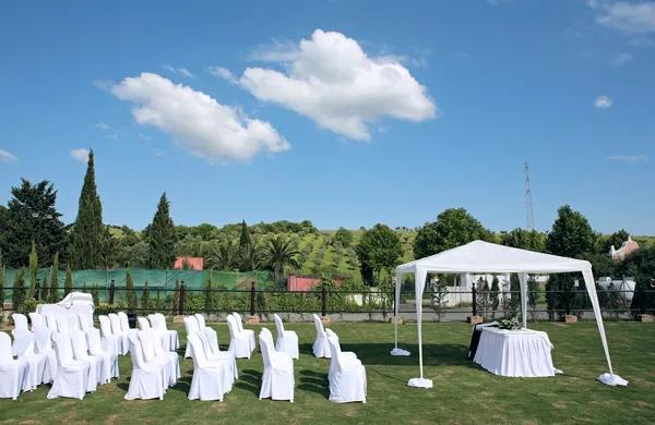 Assentos vazios em um casamento ao ar livre — Fotografia de Stock