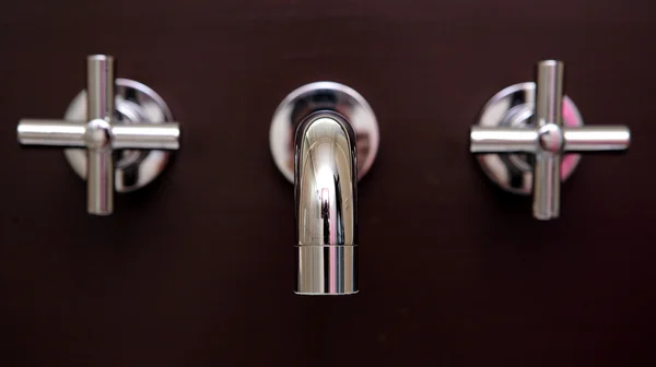 Menakjubkan, mengkilap merek baru keran di kamar mandi — Stok Foto
