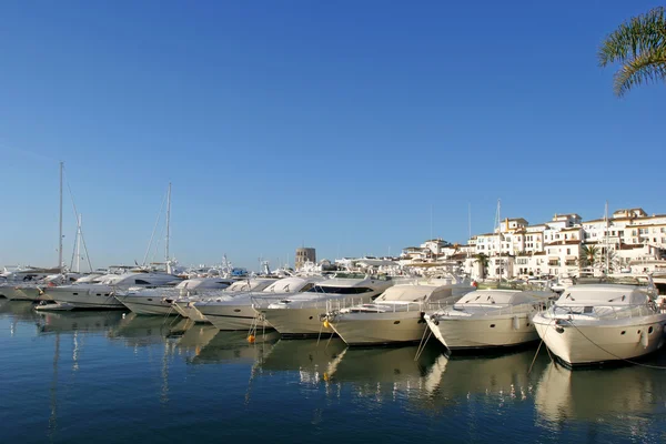 Luxusyachten bei Sonnenaufgang in Puerto Banus, Spanien — Stockfoto