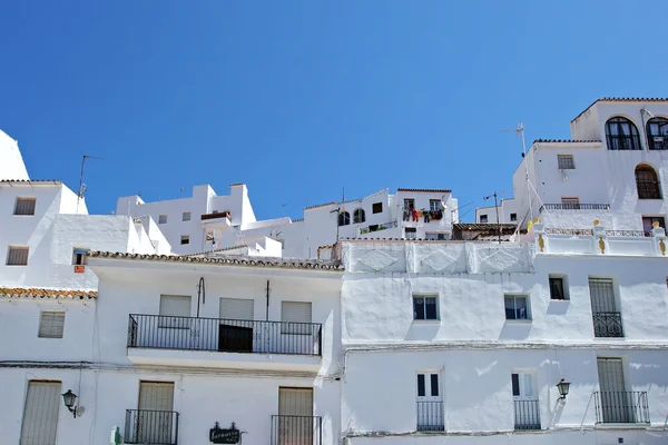 Białe budynki w tradycyjnych hiszpańskich pueblo — Zdjęcie stockowe